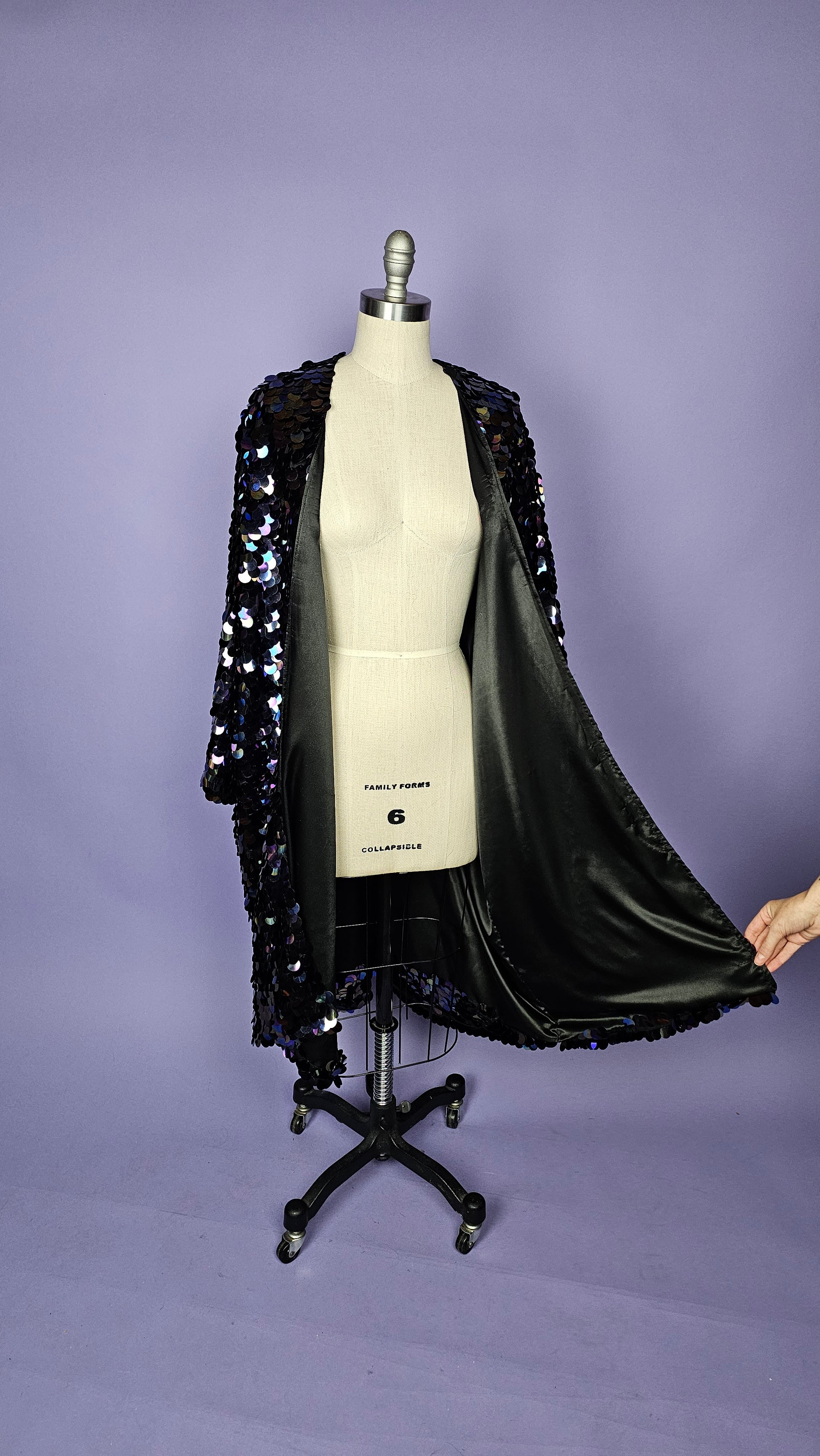 Kimono made with black iridescent sequins and a black satin lining