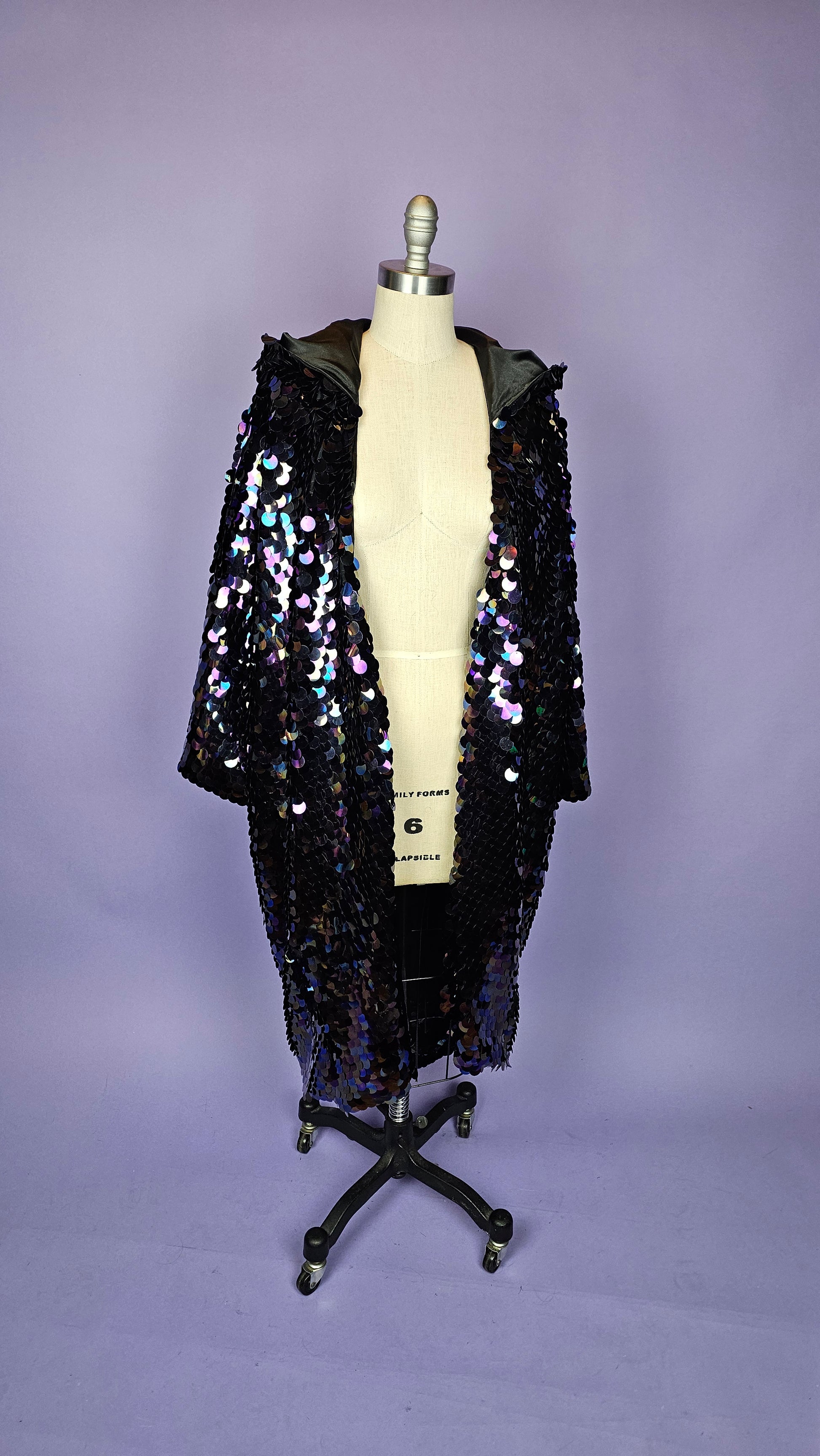 Kimono made with black iridescent sequins and a black satin lining